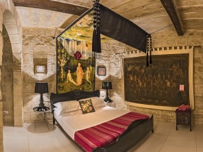 1 Bedroom Romantic 16th Century Townhouse in Vittoriosa, Malta